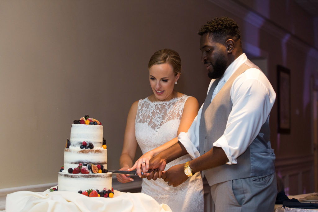 wedding photos bride groom cake cutting