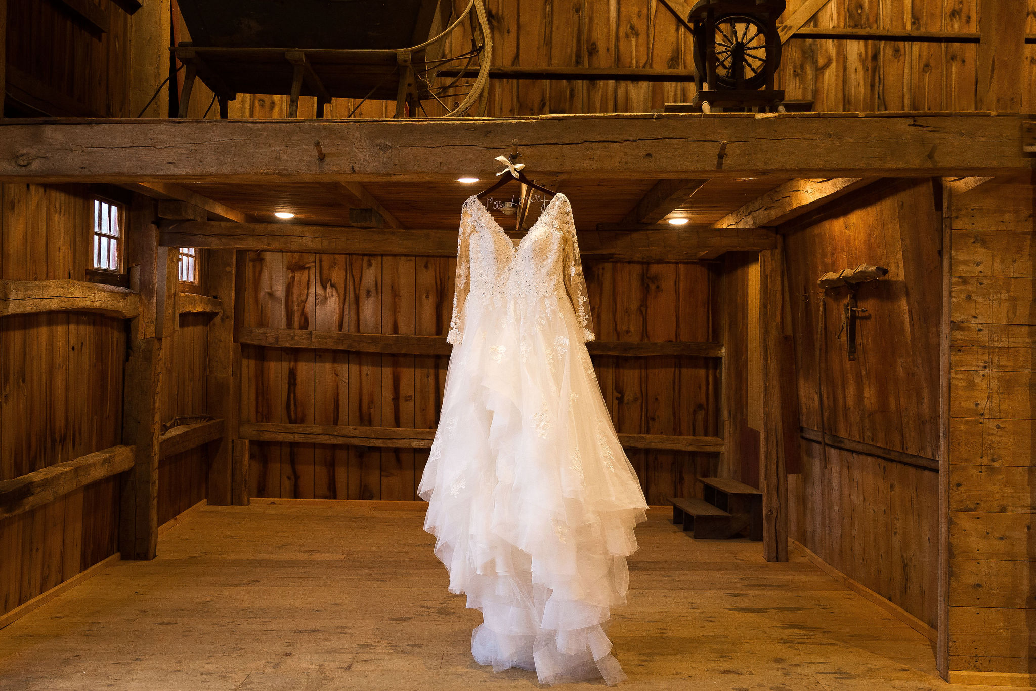 barn-wedding-dress-photo-nathan-hale