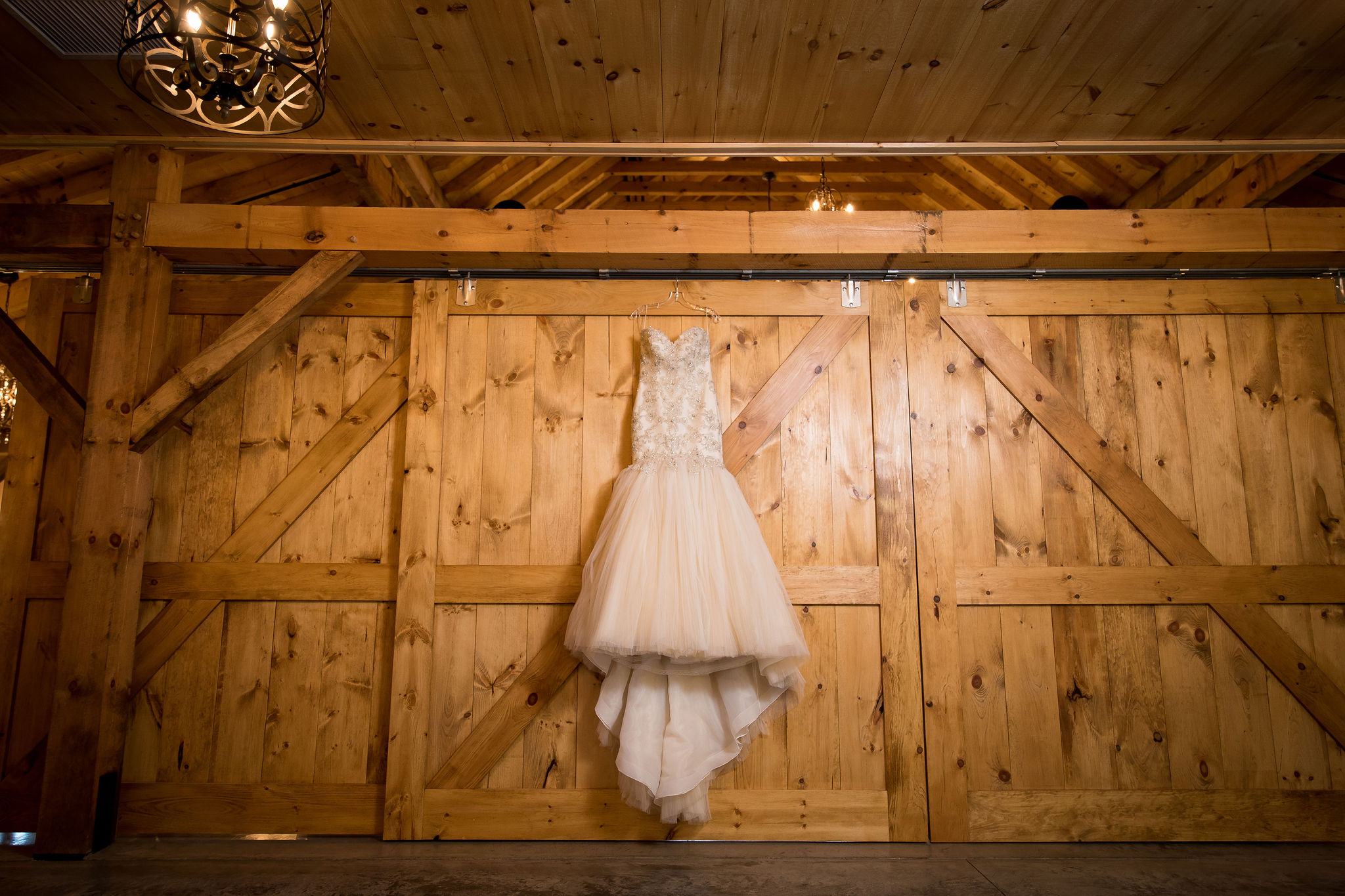wedding dress barn doors stonehurst at hampton valley wedding photos
